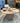 cette table basse en chêne capture mid-century plateau circulaire minimaliste sur base