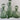 verre a pied visage vert avec pots et verres