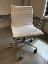 
                      
                        Load image into Gallery viewer, Sample Sale Management Office Chair 
                      
                    