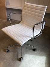 
                      
                        Load image into Gallery viewer, Sample Sale Management Office Chair 
                      
                    