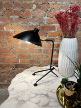 
                      
                        Load image into Gallery viewer, Flytrap table lamp
                      
                    