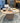 cette table basse en chêne capture mid-century plateau circulaire minimaliste sur base