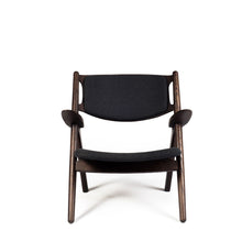 
                      
                        Charger l&#39;image dans la galerie, Le fauteuil CH28 fabric est une conception hans wegner lounge chair
                      
                    