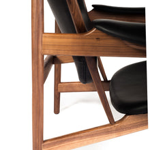 
                      
                        Load image into Gallery viewer, chieftain lounge chair cuir leather fauteuil finn Juhl
                      
                    